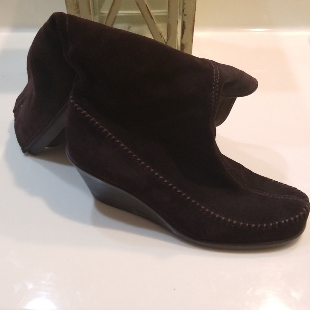 Get ready for fall! AEROSOLES Brown Suede Boots